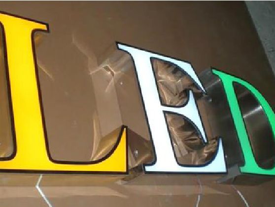 孟连介绍LED招牌的基础知识。
